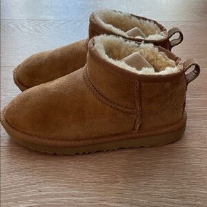 UGG Classic Ultra Mini Water Resistant Genuine Shearling Boot Kids size 1